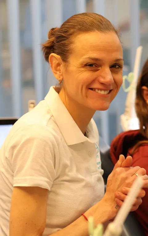 Kvinne i hvit skjorte