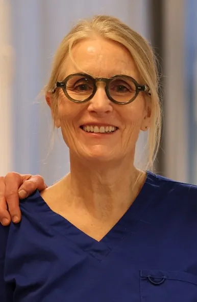 Kvinne med blå genser